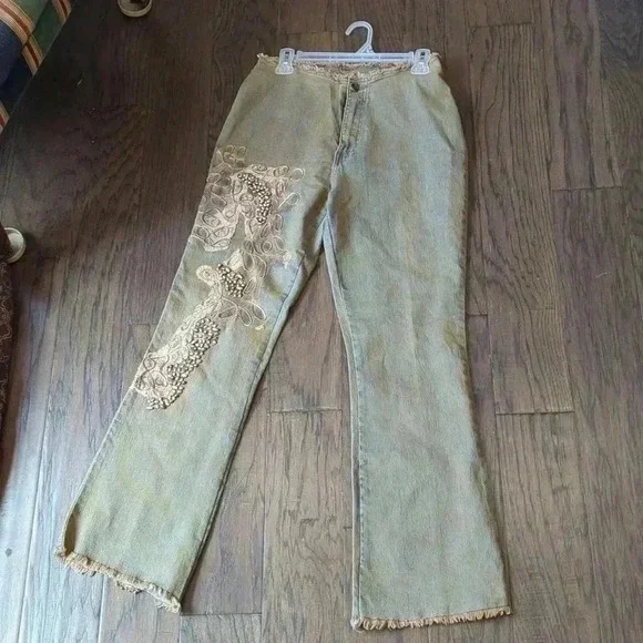 Beautiful  detailed Jeans - Picture 4 of 9